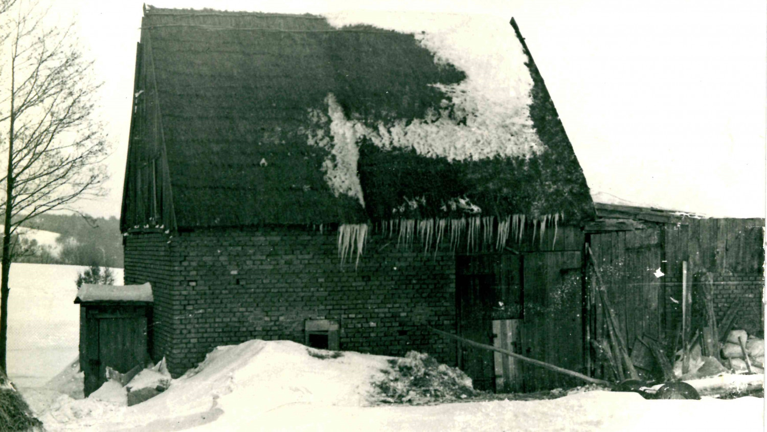 Stodoła, w której schronili się żołnierze sowieccy. fot.z archiwum Kazimierza Dułaka